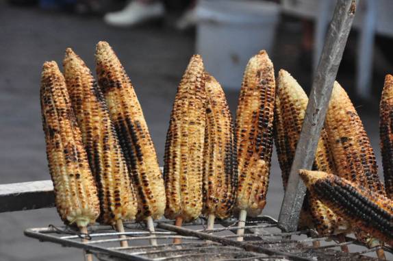 Espetos de milho vendidos em praça de Tlaquepaque, bairro de Guadalajara, no México